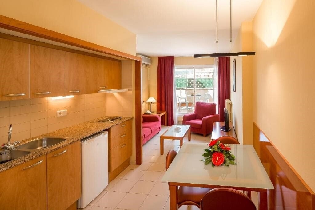 Фото Aparthotel Bertran 3*