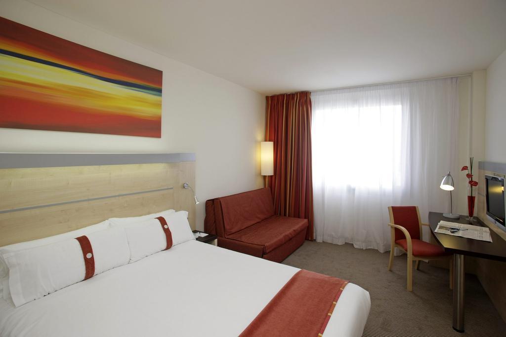 Готель Holiday Inn Express Barcelona City 22 3*