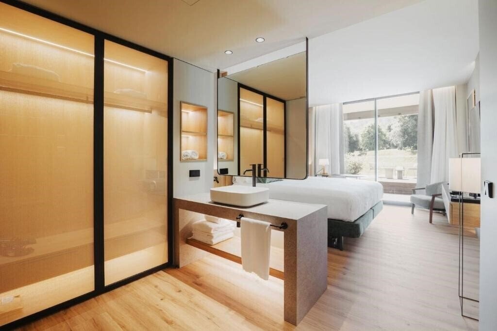 Готель Mon St Benet 4*