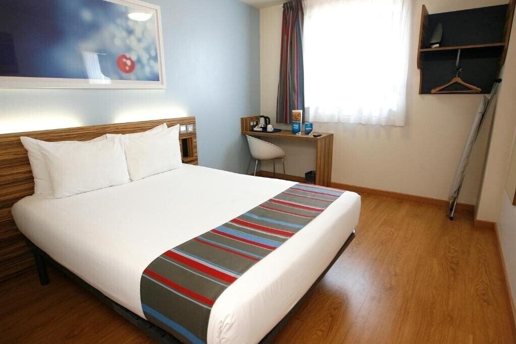 Отель Travelodge Barcelona Poblenou 1*