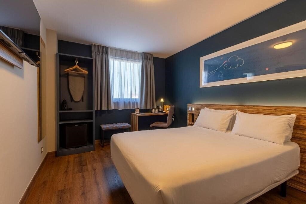 Фото Travelodge Barcelona Poblenou 1*