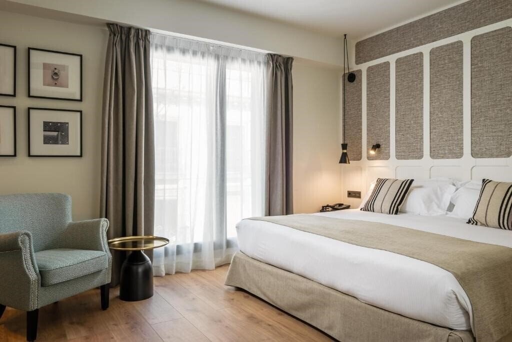 Отель Barcelona Catedral 4*