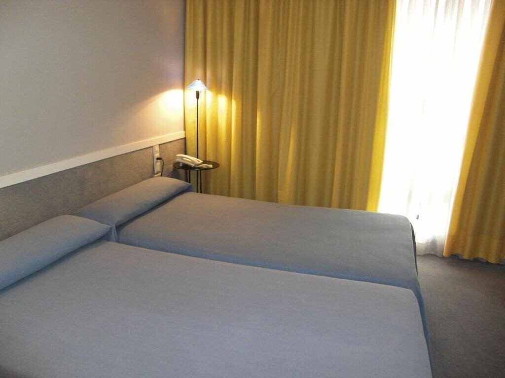 Отель Apartamentos Descartes 3*