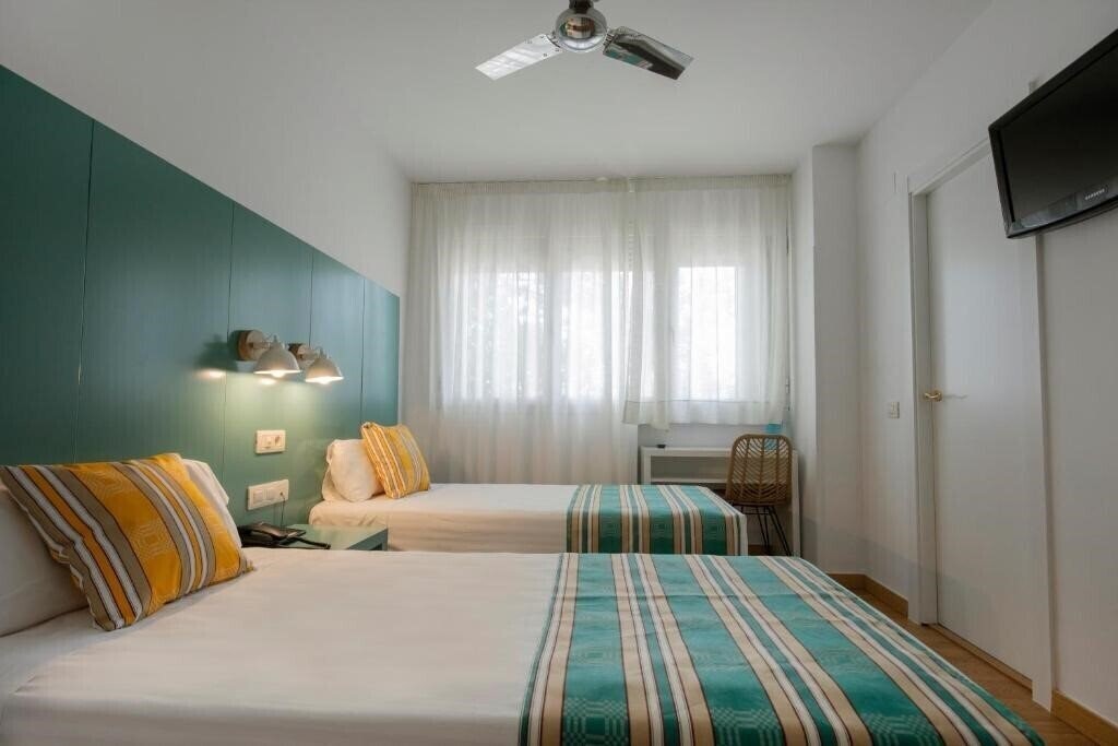 Фото Hostal Bcn Port 2*