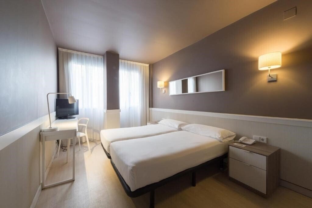 Готель Parallel 2*