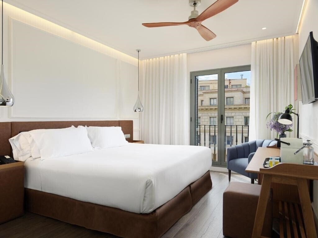 Отель H10 Universitat 4*