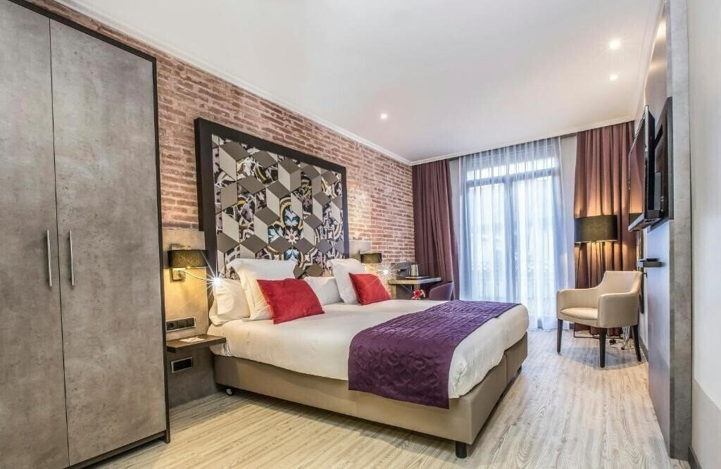 Отель Leonardo Hotel Barcelona Las Ramblas 3*