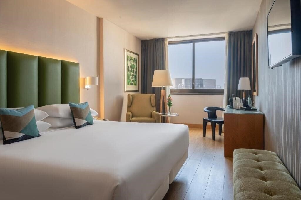 Отель Nh Barcelona Sant Just 4*