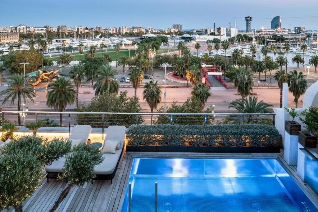 Отель Serras Barcelona 5*