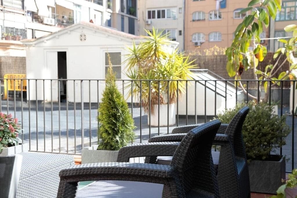Отель Amra Barcelona Gran Via 2*