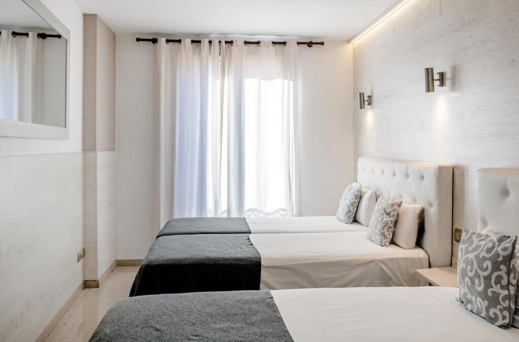 Отель Apartments Ramblas 108 3*