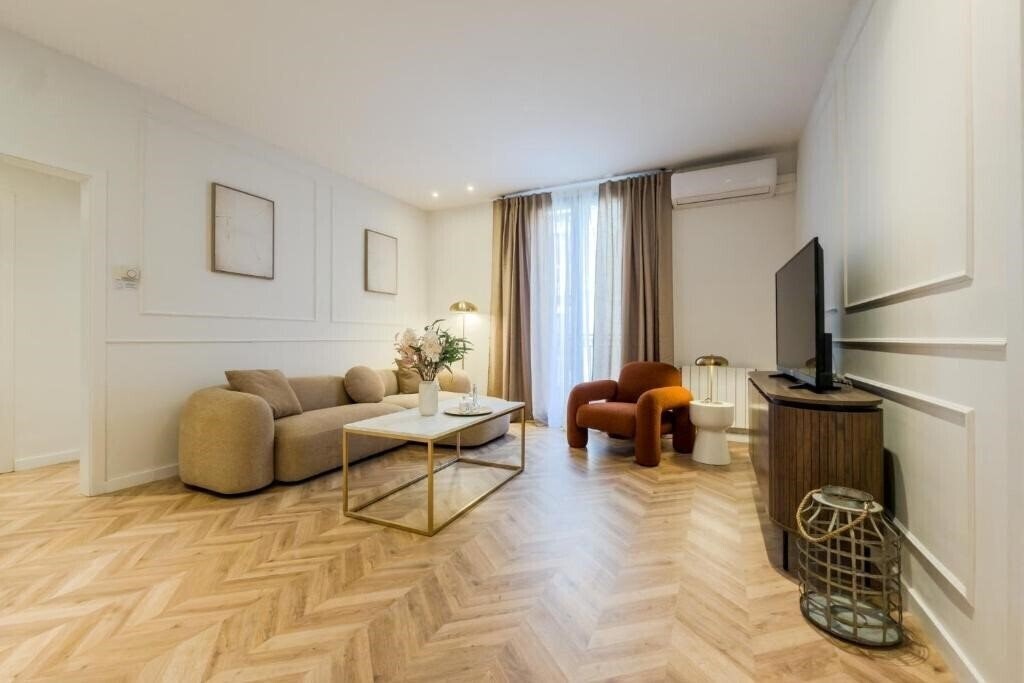 Готель Four Petals Boutique Apartments 3*