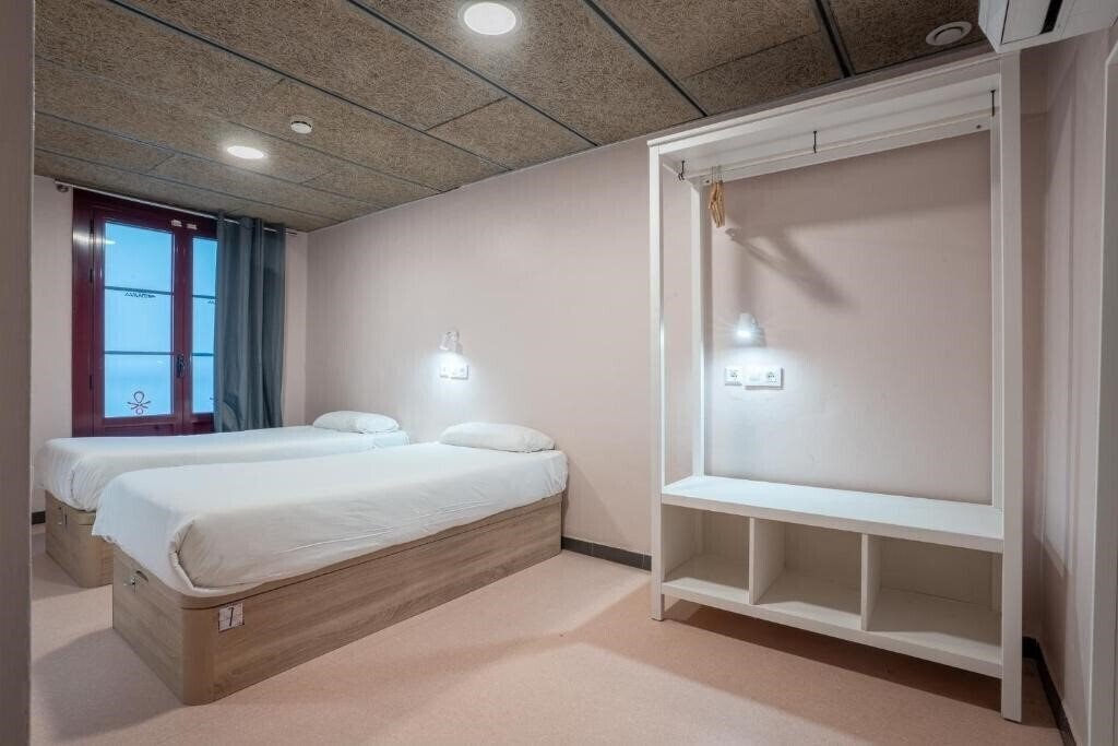 Фото Ideal Youth Hostel 2*