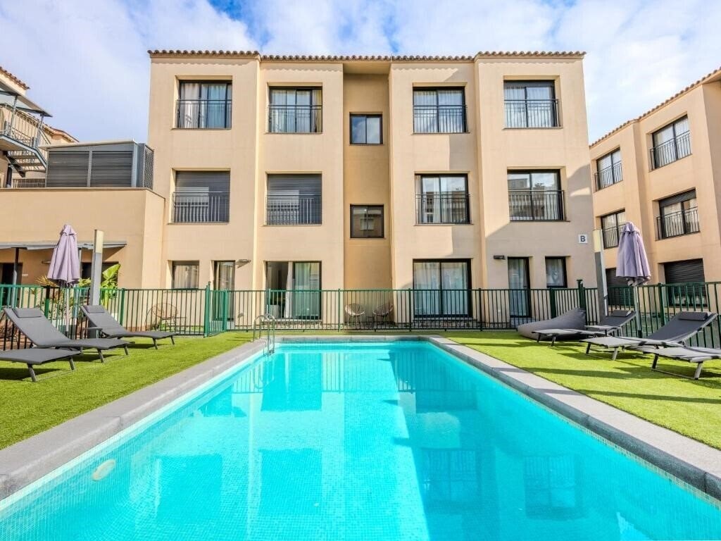 Готель Castell Beach 2*