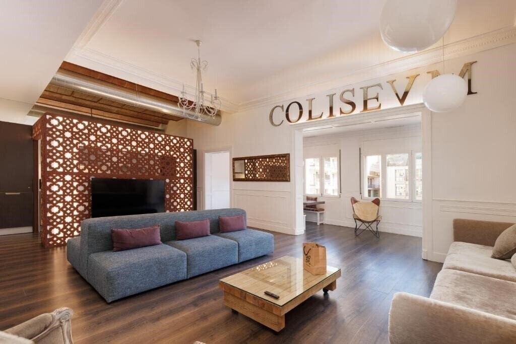 Отель Enjoybcn Coliseum Apartments 4*