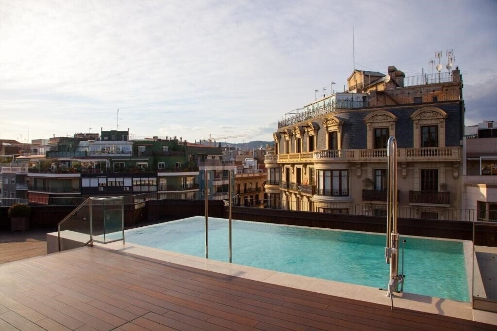 Отель The Corner Hotel 4*