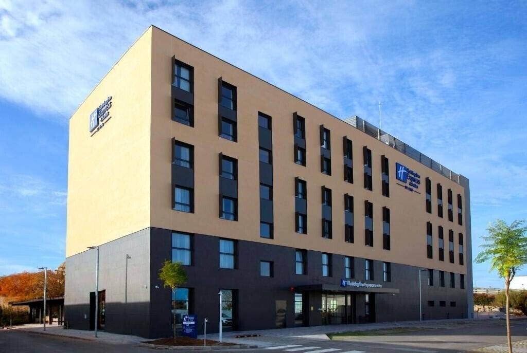 Готель Holiday Inn Express & Suites Barcelona Sabadell 3*