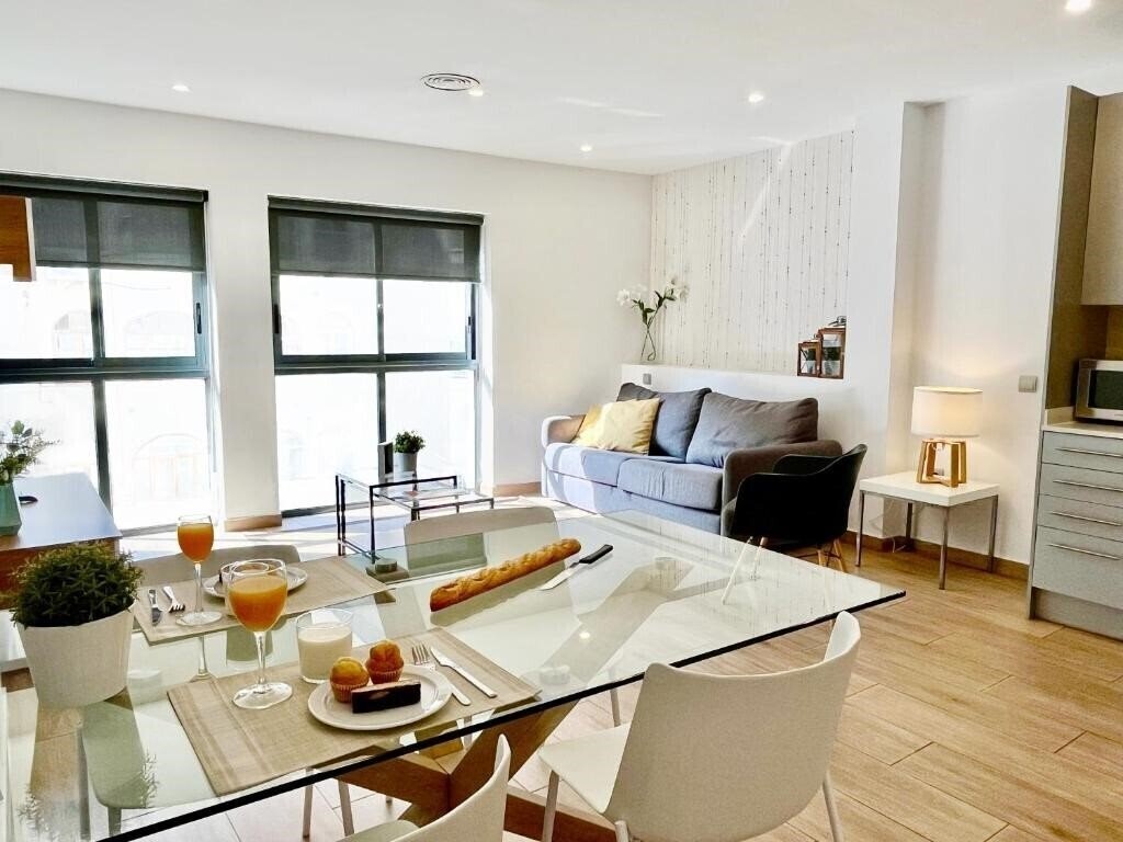 Отель Feelathome Mozart Apartments 4*