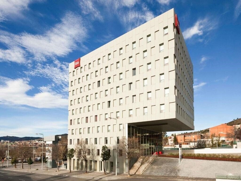 Готель Ibis Barcelona Santa Coloma 2*