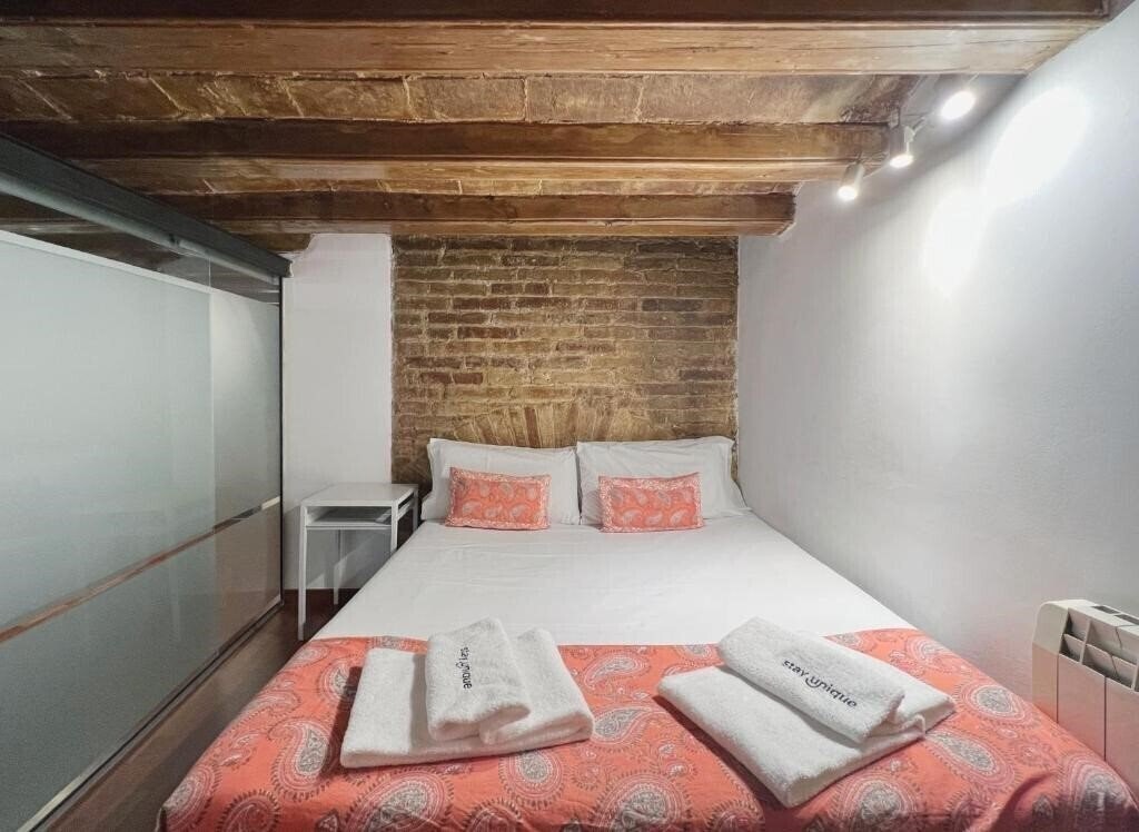 Фото Stay U-Nique Apartments Placa Universitat 4*