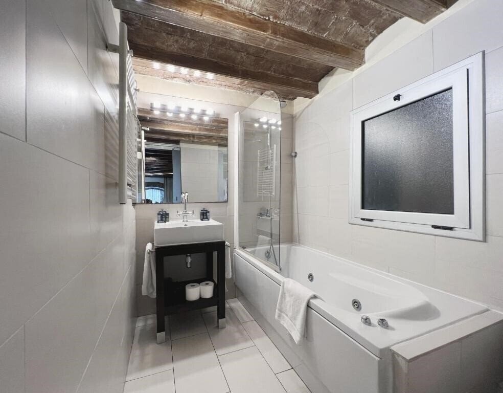 Фотографія Stay U-Nique Apartments Placa Universitat 4*