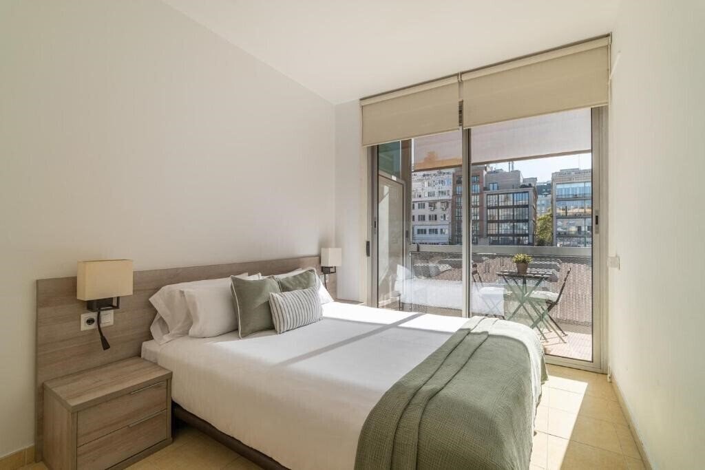 Фото Stay U-Nique Apartments Pau Claris 4*