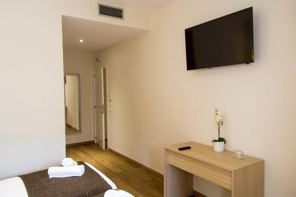 Фотографія Hostal Barcelona Travel 3*