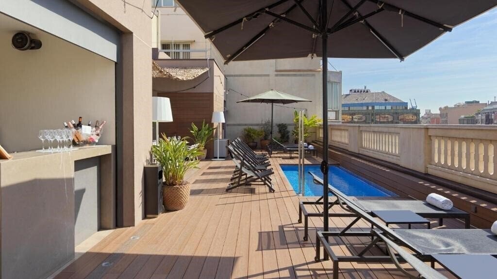 Готель H10 Urquinaona Plaza 4*