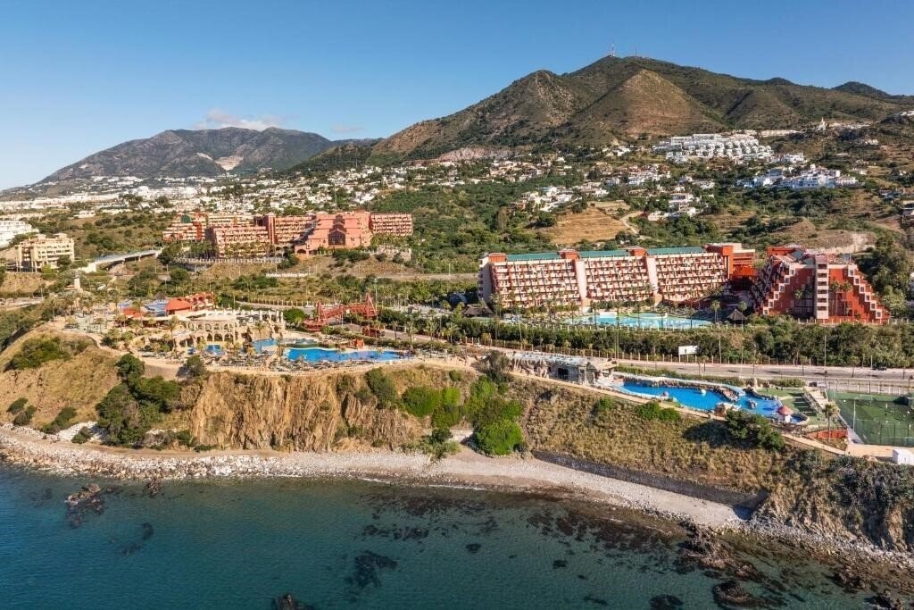 Отель Holiday World Resort 4*
