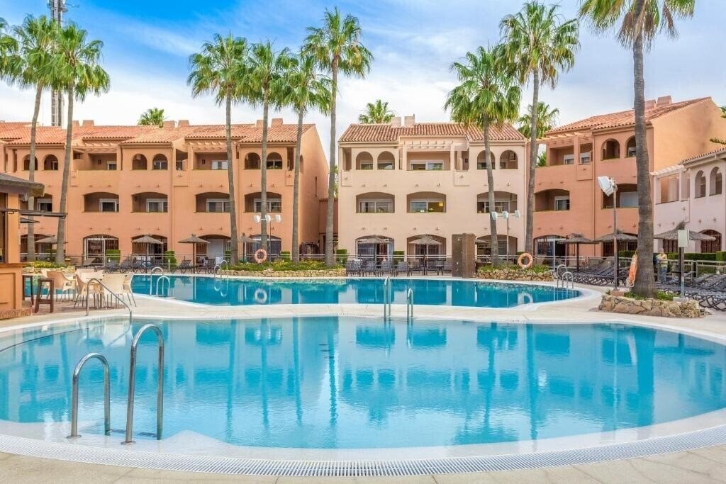 Отель Los Amigos Beach Club 4*