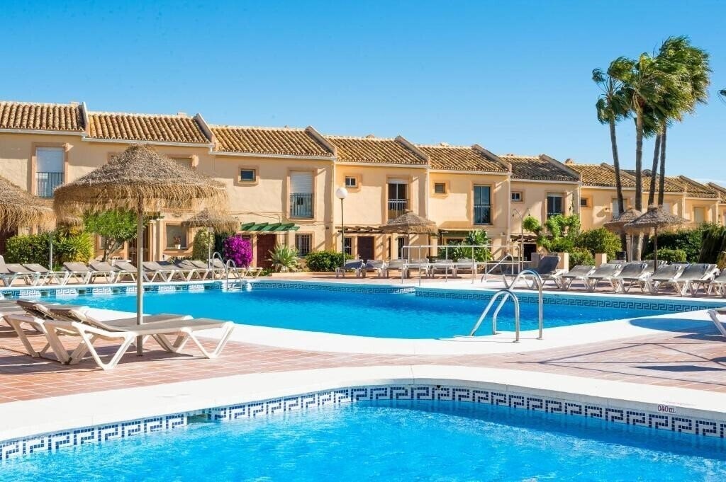 Готель Ramada Hotel & Suites by Wyndham Costa del Sol 3*