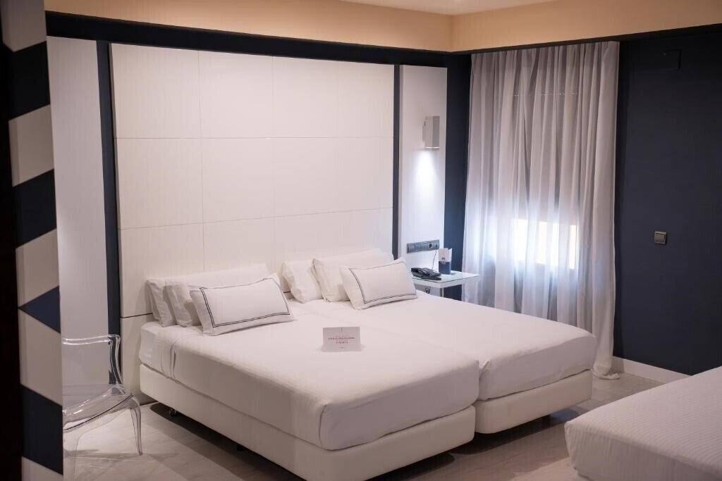 Готель Malaga Nostrum 3*