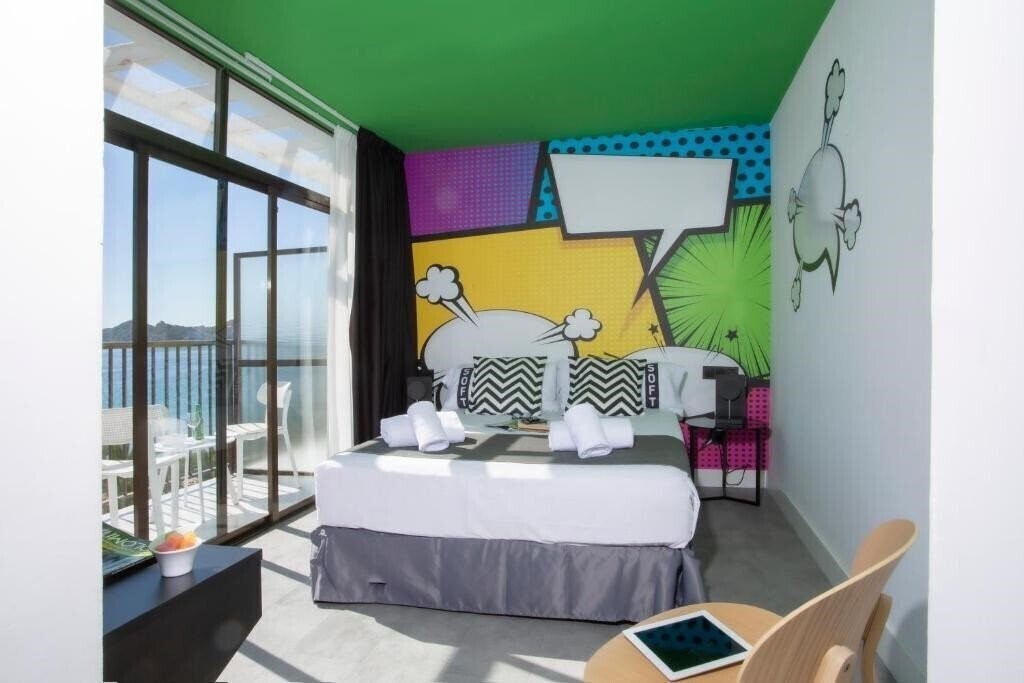 Фото Casual Pop Art 3*