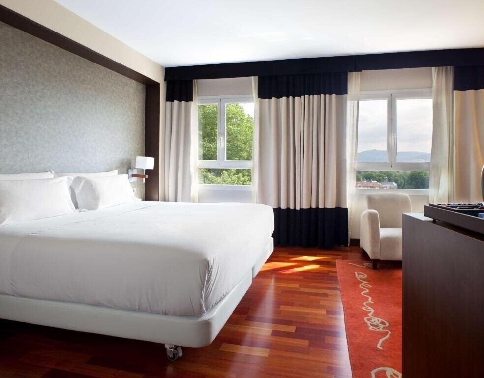 Отель Nh Canciller Ayala Vitoria 4*