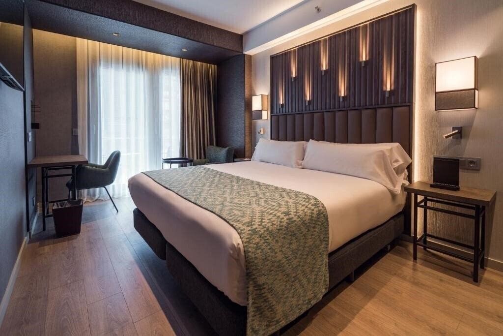 Отель Catalonia Gran Via Bilbao 4*