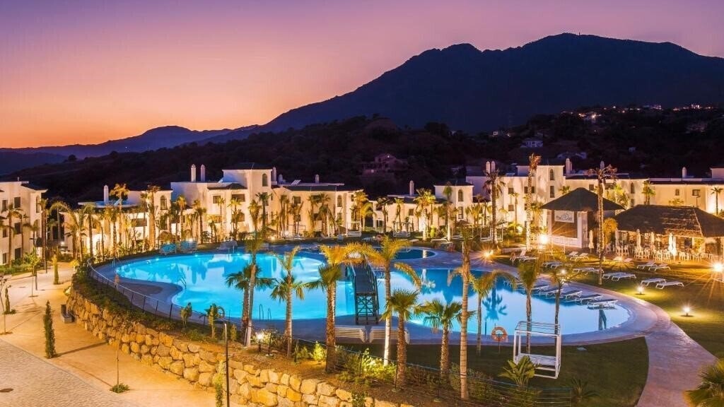 Отель Estepona Holiday Hills 4*