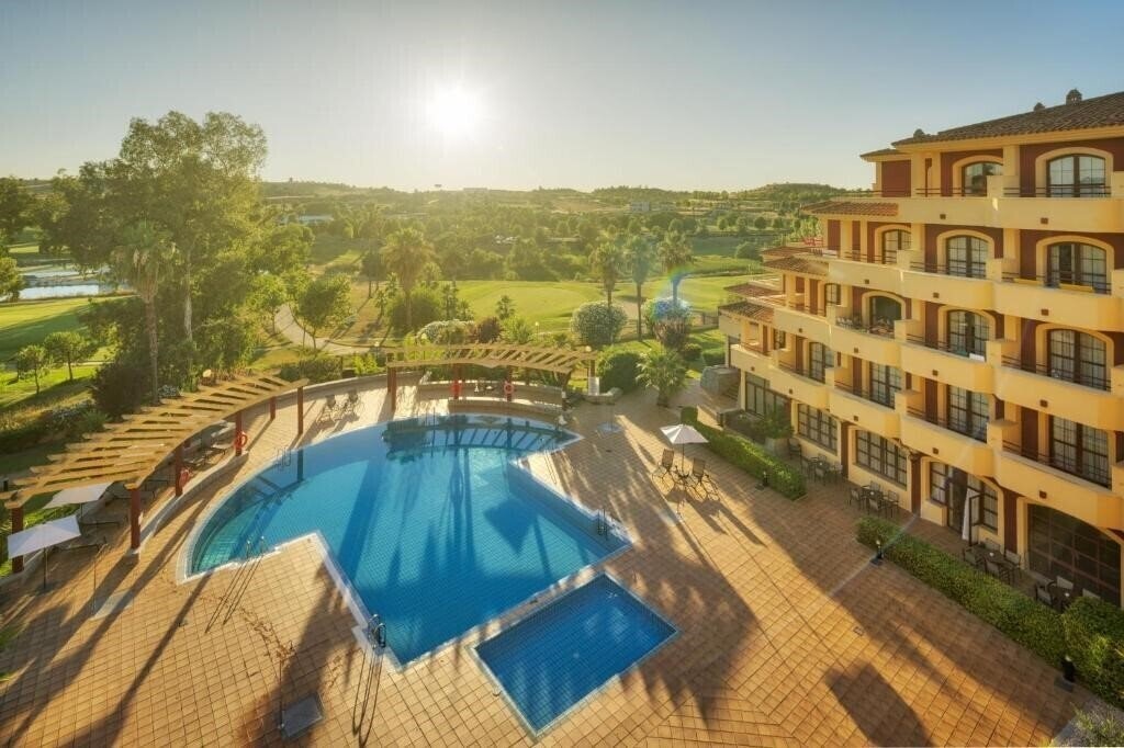 Отель Ilunion Golf Badajoz 4*