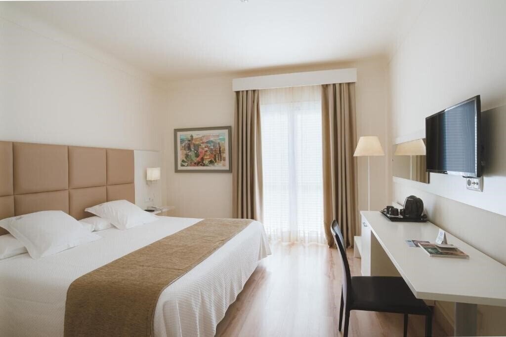 Отель Hotel Pirineos 4*