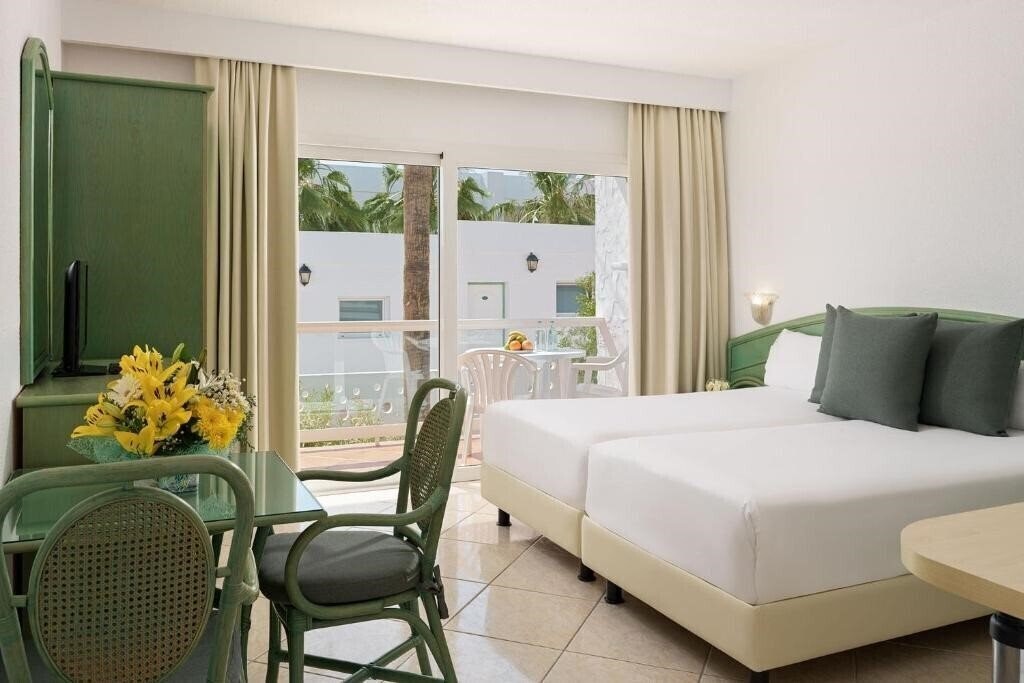 Фото Esquinzo Y Monte Del Mar Aparthotel 3*