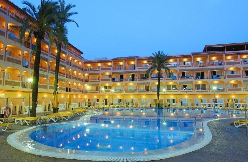 Готель Bahia Tropical 4*