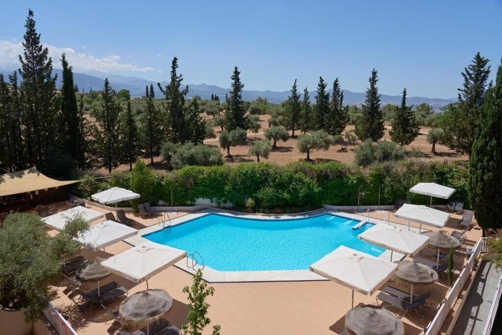Готель Alixares 4*