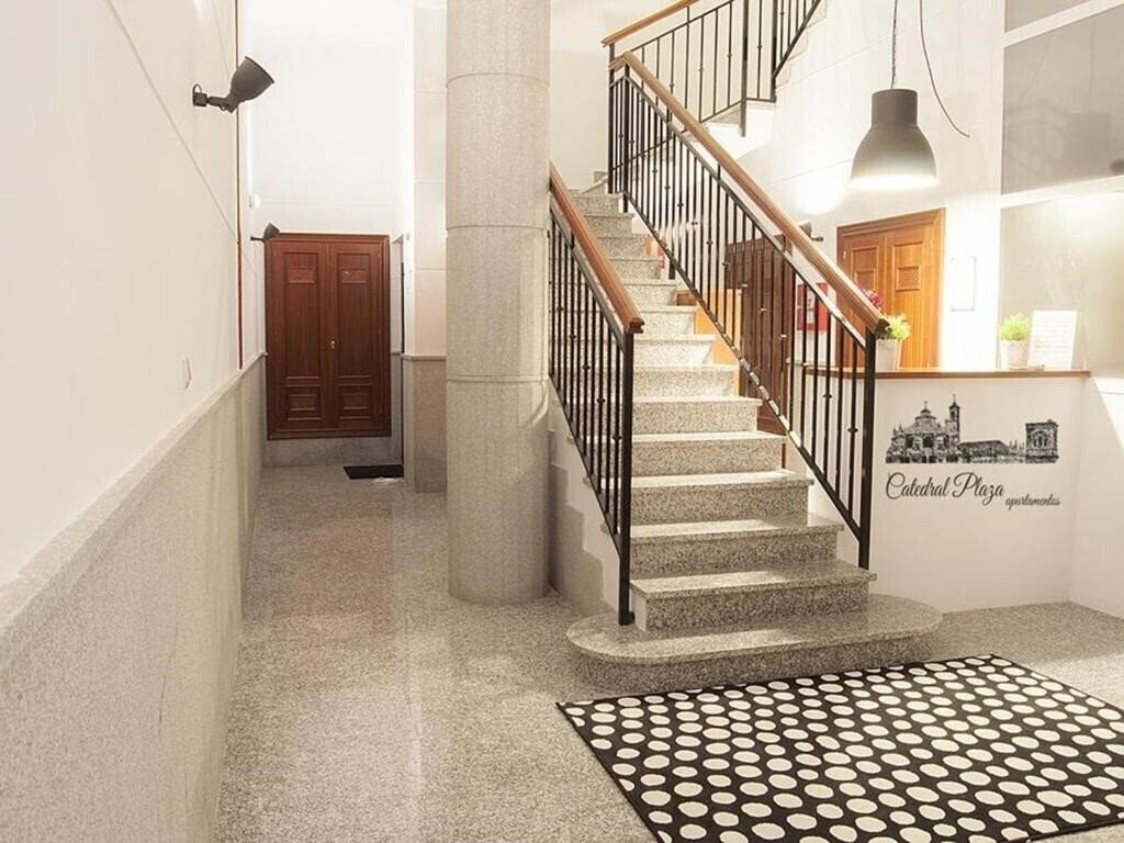 Готель Apartamentos Granada Catedral Plaza 3000 3*