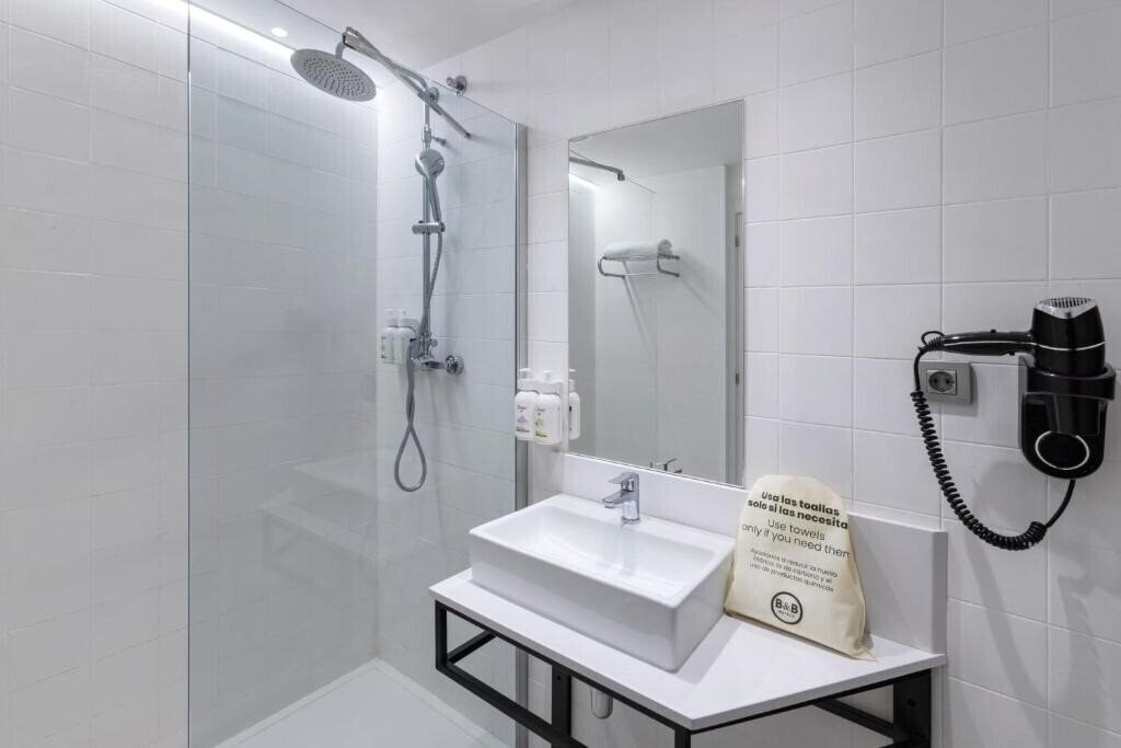 Фотографія B&B Hotel Granada 2*