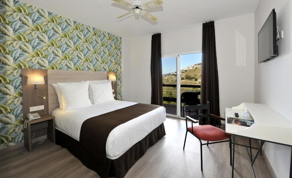 Фото Hotel Salobrena Suites 3*