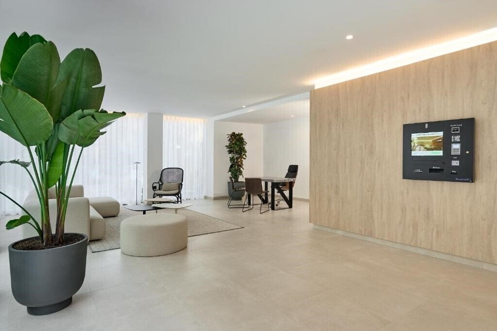 Фотографія Apartamentos Luna Suites Granada 4*