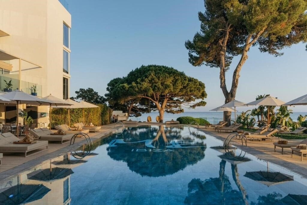 Отель Me Ibiza 5*