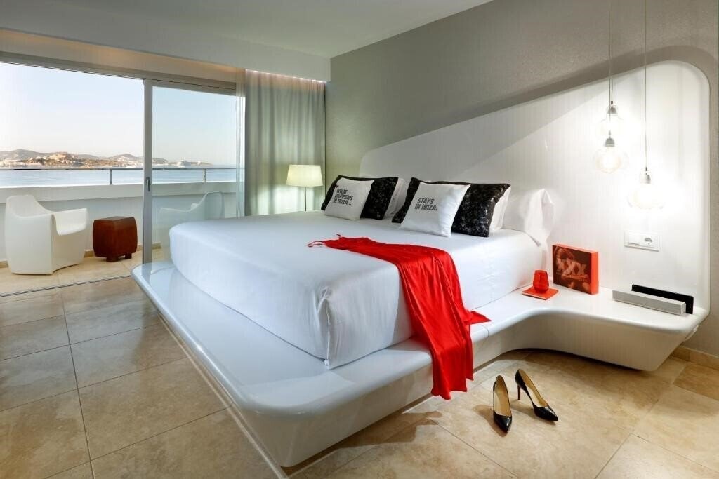 Фото The Unexpected Ibiza Hotel (ex. The Ushuaia Tower, Ushuaia Ibiza Beach Hotel, The Ushuaia Beach) 5*