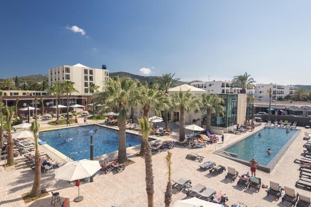 Готель Barcelo Pueblo Ibiza 3*