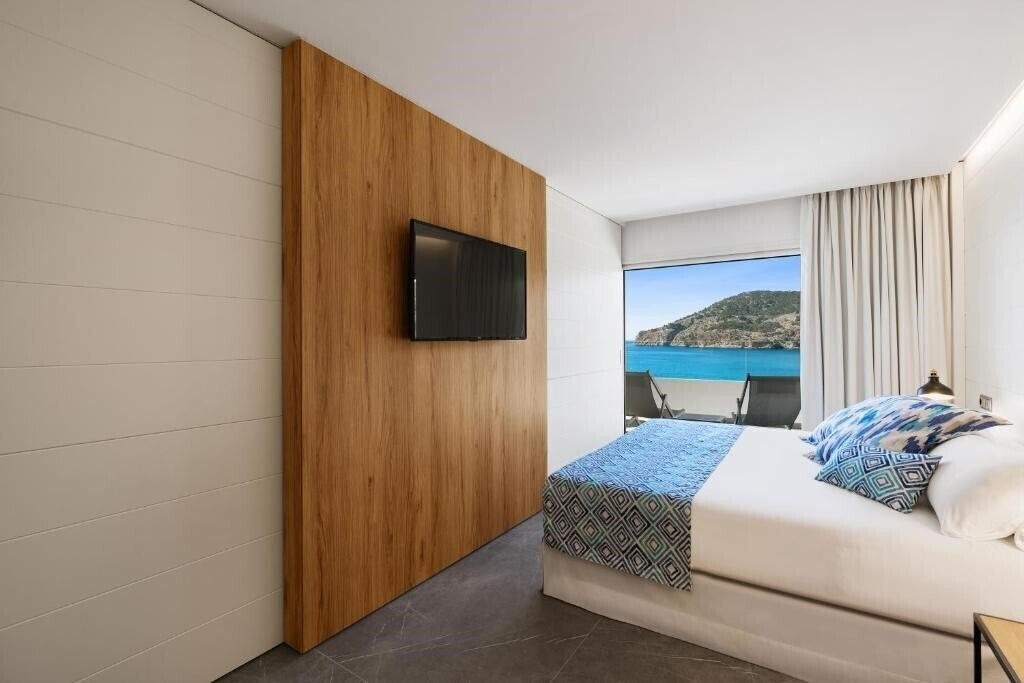 Фотография Aparthotel Bahia Suites Camp De Mar 4*