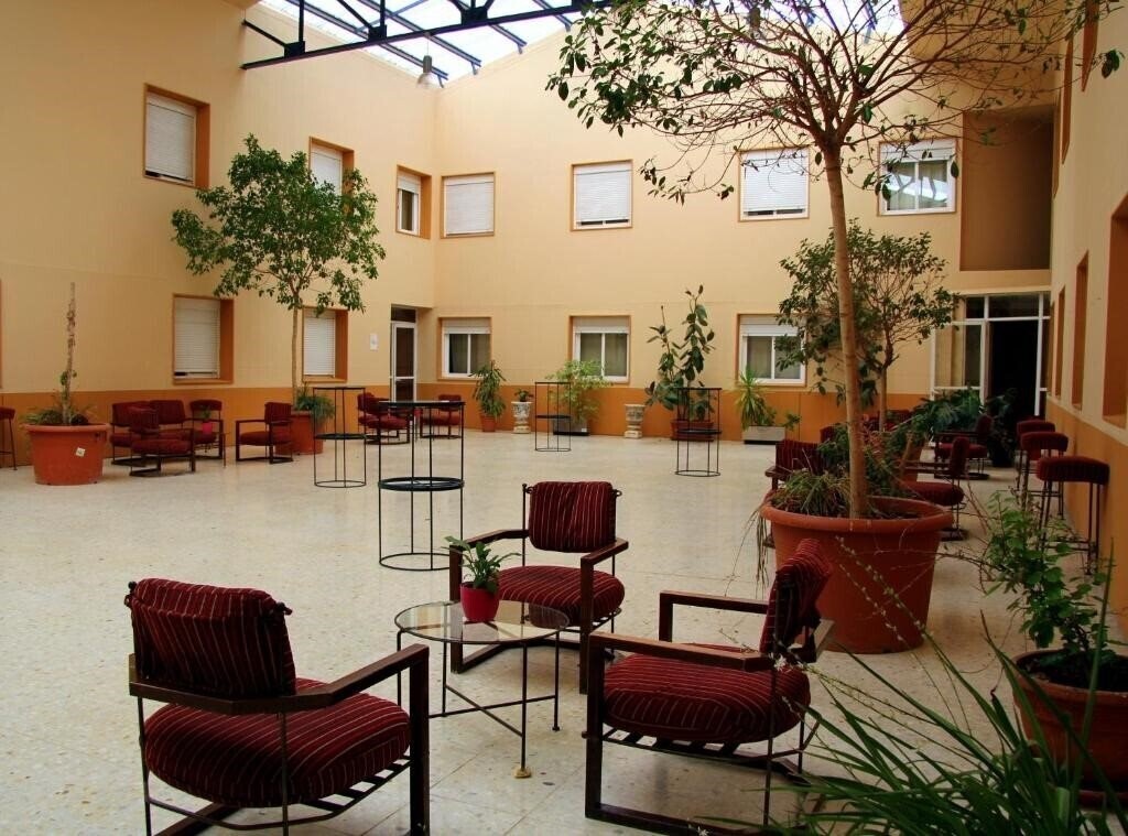 Отель Hotel AHC Cáceres 3*